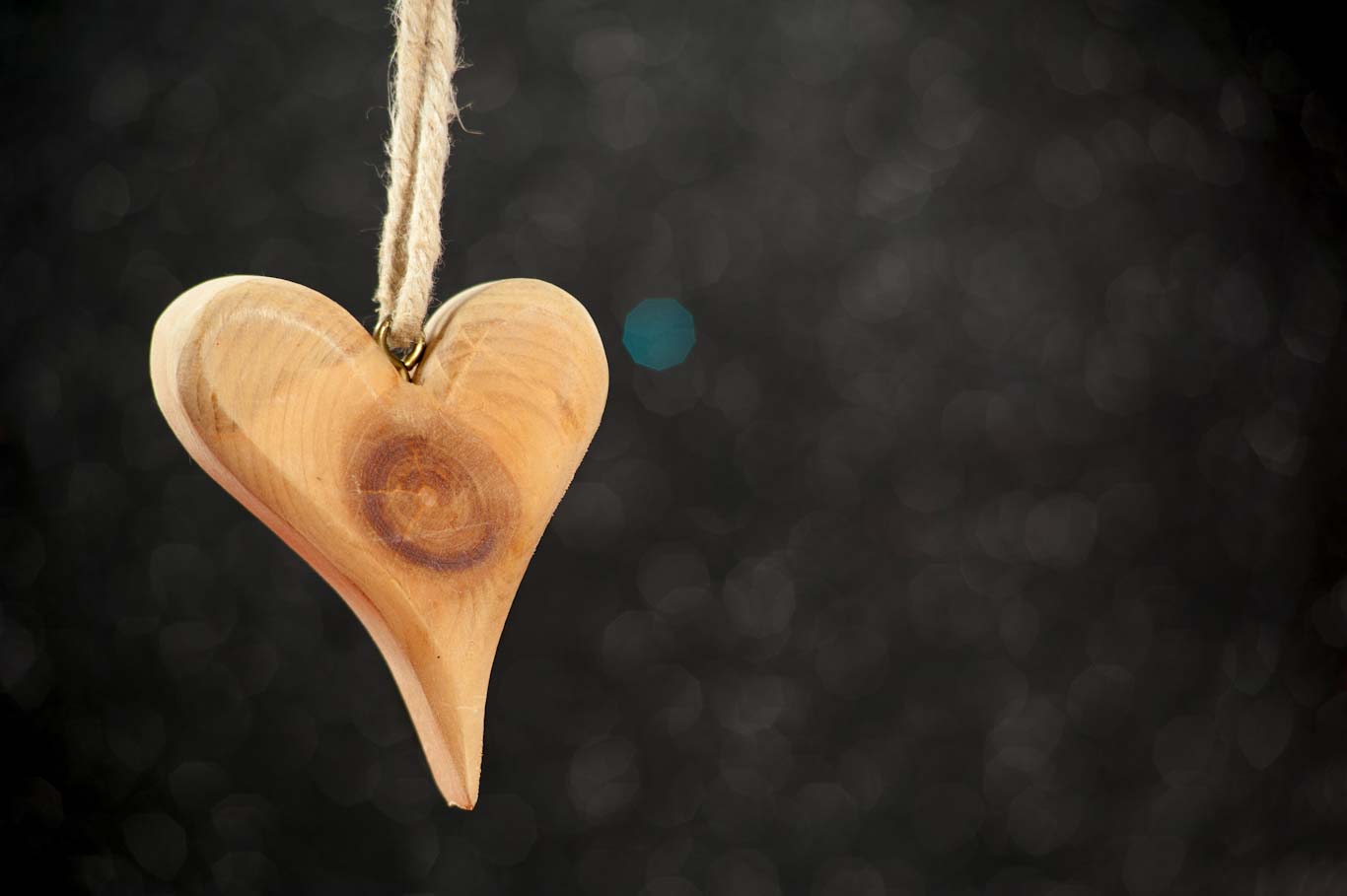 Legno di cirmolo (pino cembro) a forma di cuore