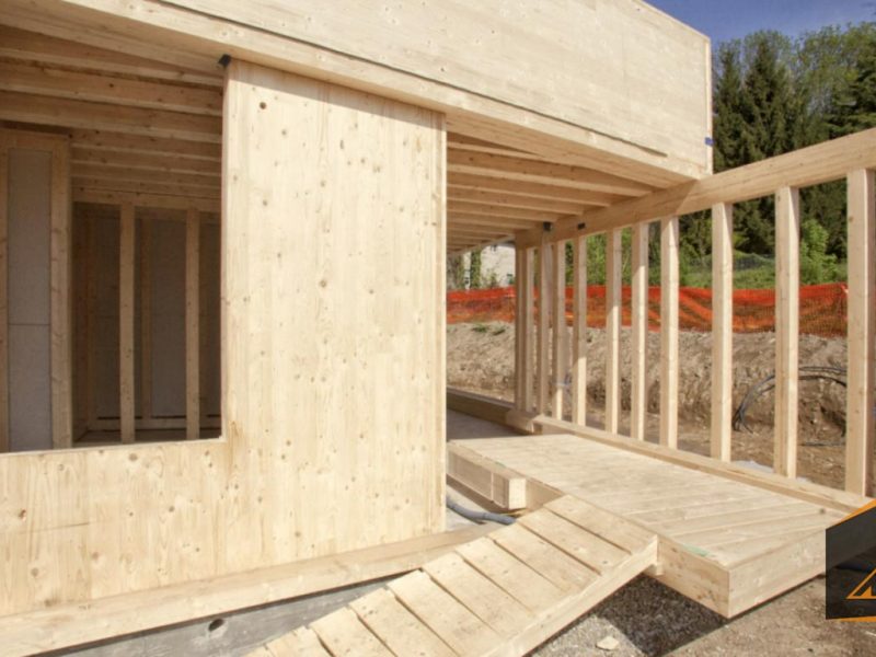 Esempio di edilizia in legno durante la fase di costruzione. In primo piano una parete in xlam, sulla destra una parete a telaio